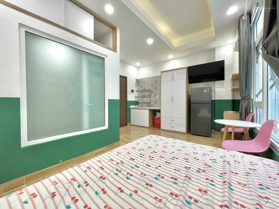 Căn hộ full nội thất - cửa sổ lớn - thang máy, hầm xe - ngay bx miền Đông, nhà sách Nguyễn Văn Cừ