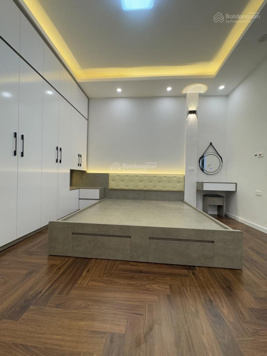 Bán nhà 43m2 phố Giang Biên, Phúc Lợi 5 tỷ hơn