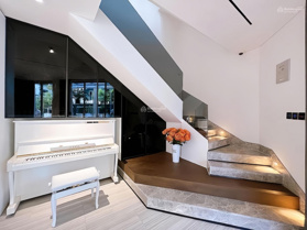 Chính chủ bán căn góc 2 mặt tiền Mega Village Khang Điền nội thất cao cấp. Tặng hồ cá Koi. Sổ hồng