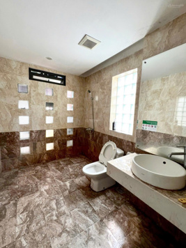 Chính chủ bán nhà mặt phố An Dương Vương, Tây Hồ. DT 123m2*5tầng 2 mặt thoáng. Dòng tiền 60tr/tháng