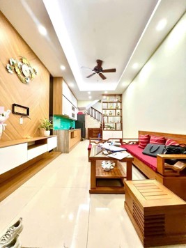 Nhà Kim Mã dân xây 37m2 x 5 tầng - 2 thoáng - Ô tô cách 50M.