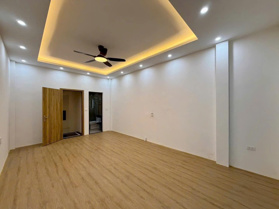 Chính chủ bán nhà ô tô đỗ cửa, gần Ql6 vào ngay Đại học TDTT,3 tầng-4PN.