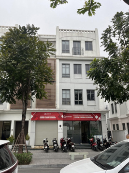 Cần bán căn shop 122m2 góc The Manor Nguyễn Xiển, Hà Nội