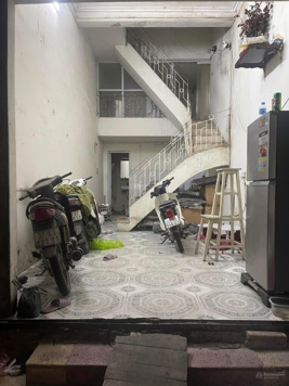 Bán nhà cũ hai tầng . DT : 75,7 m2 , tầng : 2 tầng , mặt tiền : 6,62 m , ngõ :3 m . Sổ đỏ chính chu
