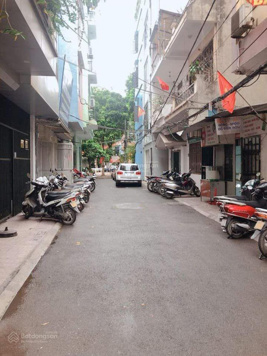 Bán nhà 3 mặt tiền phố Hoàng Cầu - Ô Chợ Dừa, 110m2 x MT 20m. 32.8 tỷ, đường ô tô, kinh doanh.