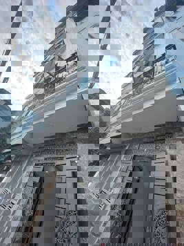 Siêu phẩm bán nhà 41m2,5 tầng, giá 7.89 tỷ , phố Định Công Hạ view hồ ở sướng