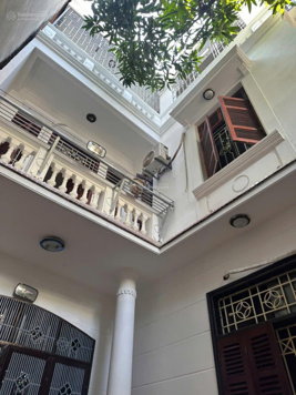 bán cắt lỗ nhà mặt ngõ 221 phố Kim Mã,sổ đỏ chính chủ cầm tay,giá rẻ nhất thị trường hiện tại