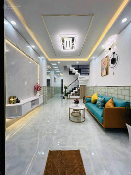 Nhà bán vị trí đẹp, xe hơi đậu sát nhà, 3 tầng, (3.7x14) Phạm Thế Hiển P4 Q8