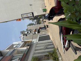 Đất ngay lê văn việt, 2 xe hơi tránh nhau