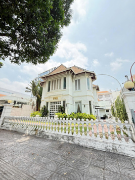 Cho thuê nhà 2 mặt tiền Số: 212 Võ Thị Sáu Quận 3. DT: 20x25m, 1 trệt 1 lầu, 300tr/th