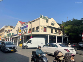 Siêu phẩm nhà phố Quang Trung 200m2 x 2 tầng + 1 lửng, mt15m, riêng biệt, thông sàn giá 290tr/tháng