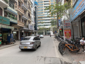 Hiếm! Mặt phố Lạc Long Quân, vỉa hè kinh doanh, 3 ô tô dừng đỗ ngày đêm, DT 34m2, chỉ nhỉnh 17 tỷ