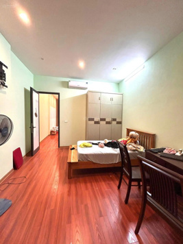 Xem kìa! Bán nhà ngõ 175 Lạc Long Quân, ngõ rộng, gần ô tô, dân xây, mặt tiền rộng, 47m2, 6,85 tỷ