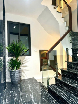 BOM TẤN SIÊU HIẾM- ĐƯỜNG 20M LÕI LONG BIÊN- 8 TẦNG THANG MÁY - NỘI THẤT 5* - KD - OTO ĐỖ NGÀY ĐÊM