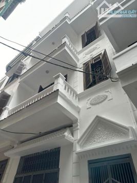 Bán BT khu vip Cầu Giấy. DT 185m2, giá 35,8 tỷ. Lô góc 3 tầng đẹp. Vị trí vàng Cầu Giấy