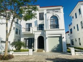 Bán căn biệt thự đơn lập 400m2x4 tầng mặt tiền 15m. 5 phòng ngủ. View sân golf. Giá 15 tỷ 37.5tr/m2