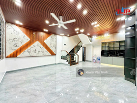 Siêu phẩm 70m2 độc lập sân cổng tại Hồ Sen. cách mặt đường 40m