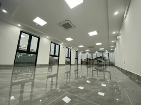 Cần tiền bán gấp giảm 5 tỷ / Toà VP- 8 tầng - 290m-Mặt tiền 16m- Giá 200 /tỷ - Phố Duy Tân- Hà Nội.