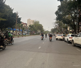 Tôi cần bán gấp nhà Phùng Chí Kiên 59m2, MT 4.3m, vỉa hè ô tô tránh, giá tốt 16.5 tỷ