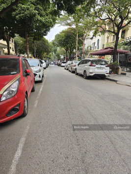 Hơn 300tr/m2! Phân lô Trung Kính đường 10m + vỉa hè đá bóng; lô góc 2 mặt; kinh doanh sầm uất