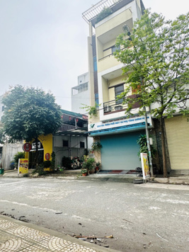 Bán đất tặng nhà tại vòng xuyến Văn Giang khu 4,3ha, 70m2 mặt tiền 5m có sẵn nhà 3 tầng giá 15x/m2