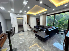 Bán căn góc 7 tầng tại Yên Lãng, Đống Đa. DT 56.7m2 x MT 10m. Thông sàn, gara ô tô - thang máy