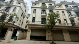 CẦN BÁN SHOPHOUSE SB6-317 VINHOMES OCEAN PARK 2, Xẻ khe rộng 2,5m để vừa xe oto. Hàng hiếm!