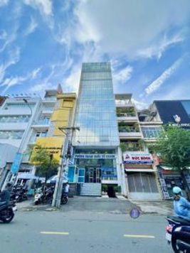 Tòa nhà duy nhất đối diện Vạn Hạnh Mall giá cho thuê rẻ nhất Q10 ~ 180tr~ DTSD 1400m2