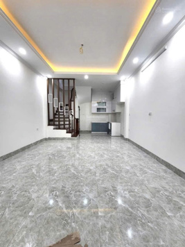 Bán nhà mới 100%, xây 5 tầng 31.5m2, có 3PN rộng, ngõ thông, cách 50m ra đường ô tô tránh