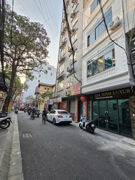 Tôi bán gấp căn nhà kinh doanh tốt ở mặt ngõ 43 Trung Kính ngay hồ, ô tô đỗ tránh nhau