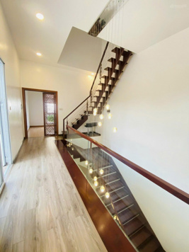 Biệt Thự Góc Lucasta Full Nội Thất Xinh Xịn Mịn - 225M2 4 Phòng Ngủ - Có Sân Thượng Gara ôtô