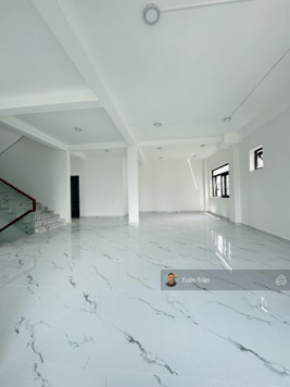 CHO THUÊ BIỆT THỰ 4 SÀN TRỐNG SUỐT CÁCH SÔNG SG 100m. NHÀ MỚI 100%. GIÁ 95TR/TH. CÓ THANG MÁY