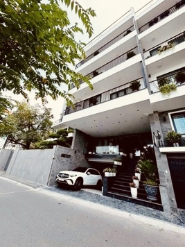 Bán nhà đẹp 9T có hầm, 166m2, 23 phòng, penthouse view hồ Tây, 200 triệu/tháng