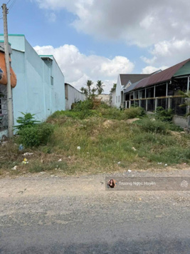 Chuyển nhượng lô đất Đ.Trần Văn Ẩn, gần UBND Long Đức, Trà Vinh 120m2/500tr . SHR thổ 100%