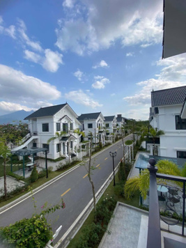 Bán BT suất ngoại giao Vườn Vua Resort, view trực diện hồ sen đôi, full nội thất cao cấp, giá 6,5ty