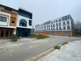 5,8 tỷ cả nhà và đất 4 tầng trung tâm Sapa DT 100m, sổ đỏ, đối diện 5 tòa chung cư, LH 0943 831 415