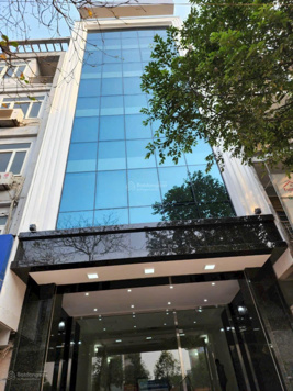 Cho thuê nhà 33tr/th ngõ Hoàng Quốc Việt. 70m2x6 tầng, MT 5m thang máy cuối nhà để 2 ô tô trong nhà