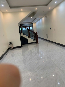 Cho thuê tầng 1 rộng 90m2 làm VP, dạy thêm, kho online, spa gần đường lớn giao thông thuận lợi