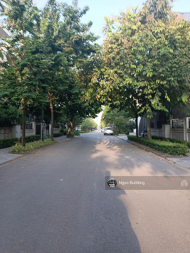 Cho thuê biệt thự ngõ 20 Trần Kim Xuyến - Yên Hòa - Cầu Giấy - Hà Nội. DT 223m x 4,5T. Giá 35 triệu