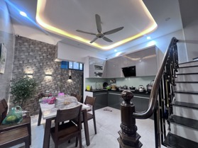 Nhỉnh 10 tỷ, 4 tầng. 70m2, phố Thượng Thanh, Long Biên, ngõ ô tô thông, 2 thoáng