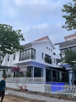 Bán biệt thự Xanh Villas gần suối 300m2 sổ đỏ giá chỉ 20 tỷ, xây dựng sẵn 3 tầng