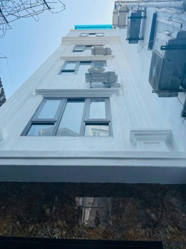 Hoàng Cầu 30m2 x 6 tầng - Lô góc 2 thoáng - Ngõ nông, gần ô tô dừng đỗ.