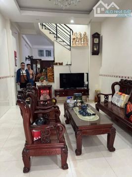 Bán nhà sát mặt tiền Hoàng Hoa Thám P5 xe hơi đỗ trong nhà mới cứng 100% vào ở ngay giá chỉ 8.3 tỷ
