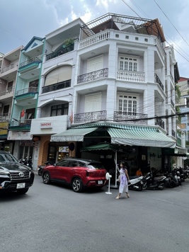 CHO THUÊ NHÀ GÓC 2 MẶT TIỀN HOA CAU, PHAN XÍCH LONG,Q.PN 200m2- 5PN- 5WC- GARAGE- MBKD LỐI ĐI RIÊNG