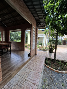 Cho thuê nhà vườn đẹp, diện tích 2,000m2 mặt tiền đường nhựa lớn.