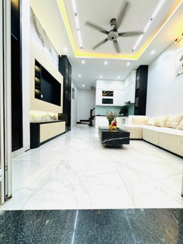 Nguyễn Đình Hoàn 36m2 x mặt tiền 4M - Thoáng 2 mặt - Ba gác đỗ cửa - Full nội thất.