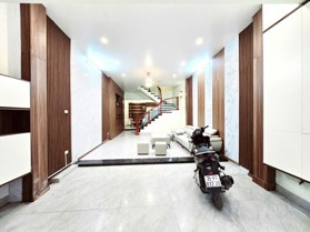 Trung tâm Cầu Giấy 72m2 x Mặt tiền 5M - Full nội thất - Cách phố vài bước chân - Dân xây chắc chắn.