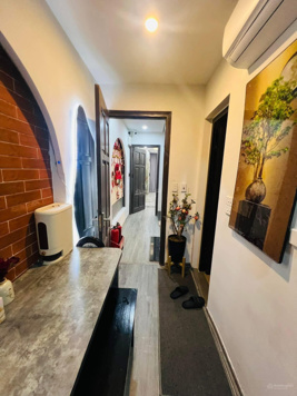 Ngõ 173 Hoàng Hoa Thám - DT: 43m2 5 tầng - giá: 9.9 tỷ(có TL). CCMN 8 phòng KK - ngõ thông tứ tung