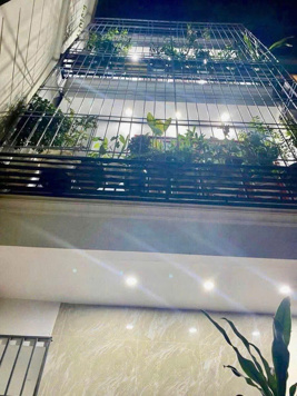 Hào Nam 40m2 x mặt tiền 4M – gần ga Cát Linh, Học viện Âm Nhạc- Trước nhà rộng rãi và thoáng sáng.