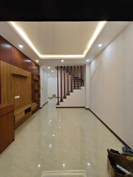 Đội Cấn 35m2 x 5 tầng - Cách ô tô dừng đỗ 20M - Ngõ nông, gần phố.